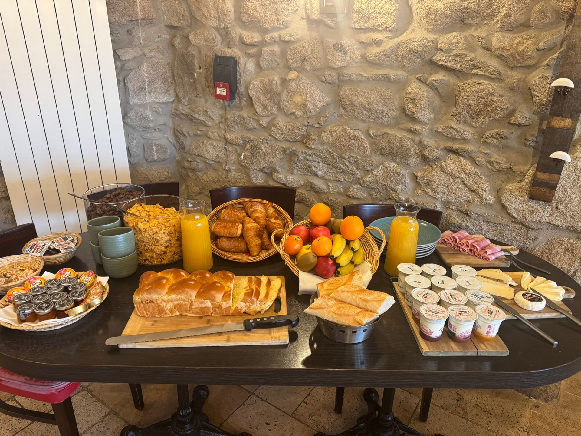 Le buffet du petit-déjeuner Aux Prisons