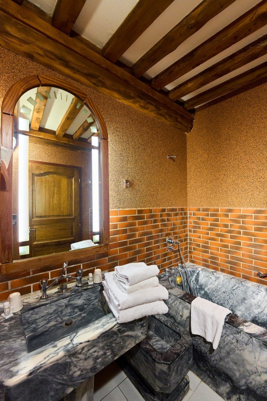 Salle de bains marbrée
